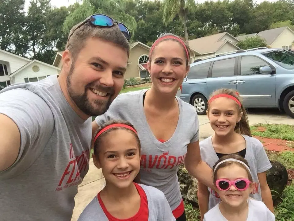A picture of Mike Dolen his wife Amber Dolen and his three daughters.